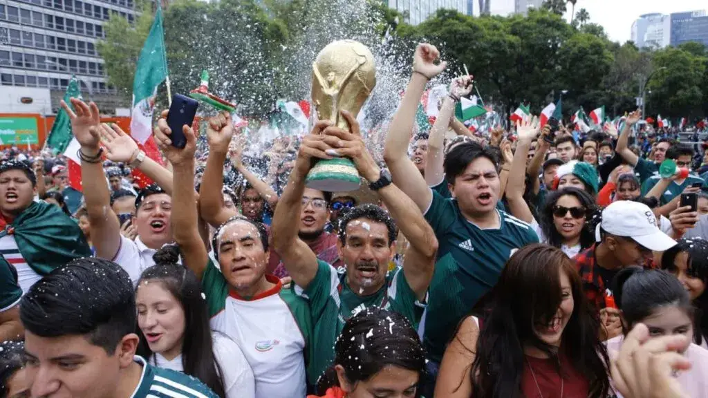 Aficionados mexicanos observan el Mundial desde espacios públicos ante el alto costo de los boletos