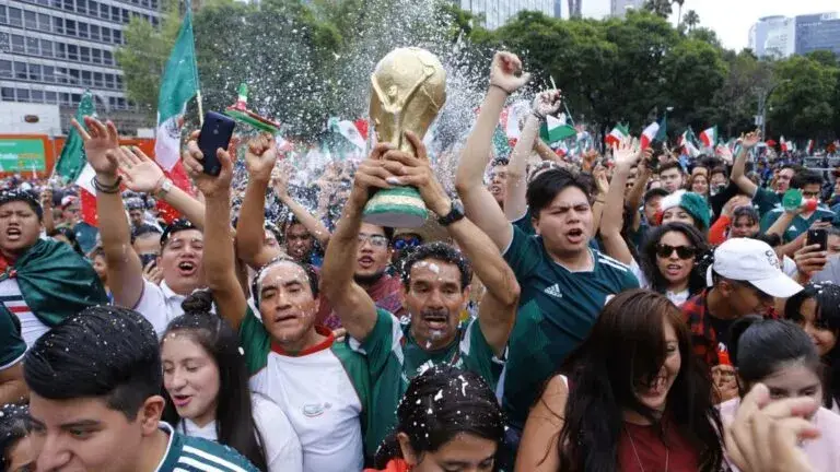 Aficionados mexicanos observan el Mundial desde espacios públicos ante el alto costo de los boletos