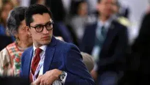 Roberto Velasco junto a relojes suizos de lujo declarados en su patrimonio como servidor público