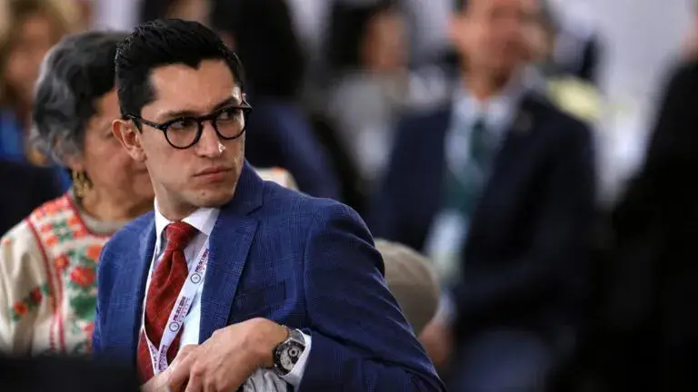 Roberto Velasco junto a relojes suizos de lujo declarados en su patrimonio como servidor público