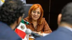Funcionarios de la CNDH presentan la recomendación sobre el caso Ayotzinapa durante una conferencia de prensa.