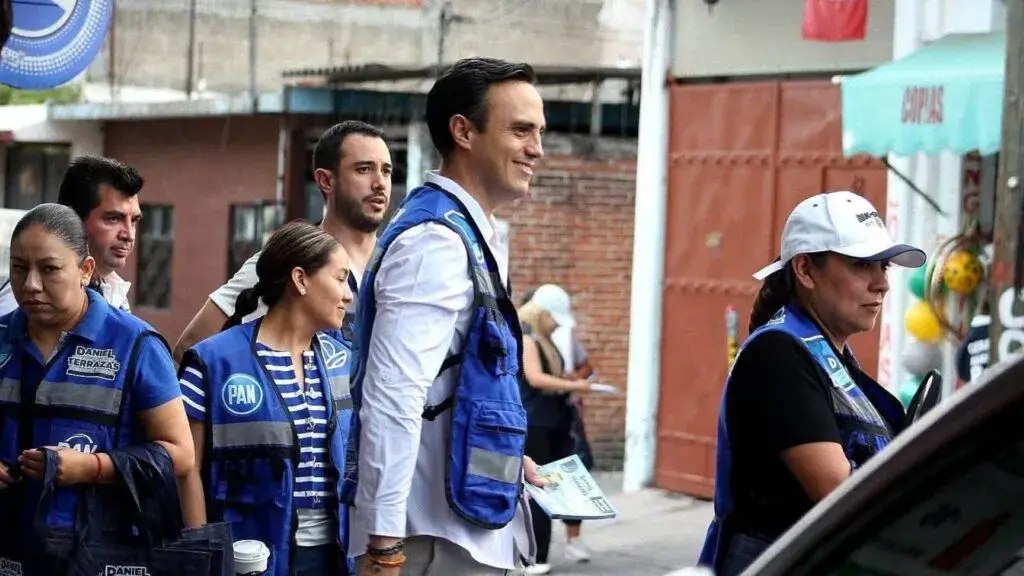 Daniel Martínez Terrazas recorre una colonia de Cuernavaca mientras vecinos observan una jornada de acercamiento político.
