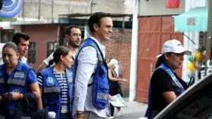 Daniel Martínez Terrazas recorre una colonia de Cuernavaca mientras vecinos observan una jornada de acercamiento político.