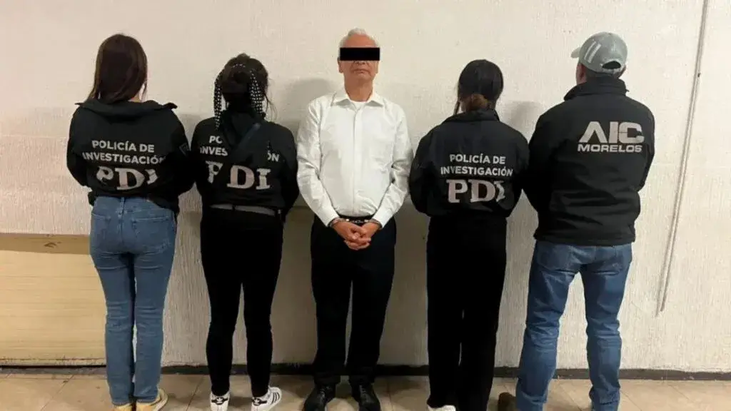 Agentes de investigación trasladan a Víctor Rodríguez Padilla tras su detención en instalaciones ministeriales de la Ciudad de México.