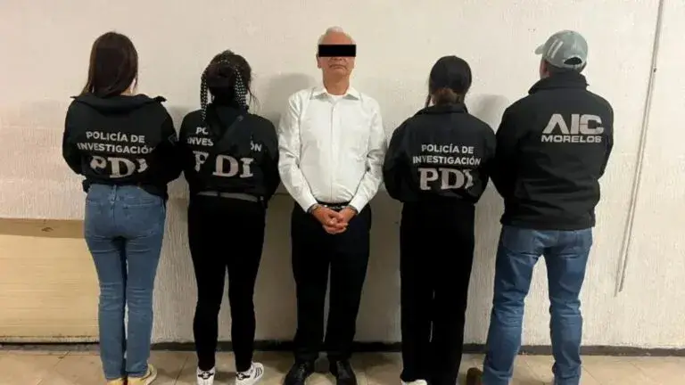 Agentes de investigación trasladan a Víctor Rodríguez Padilla tras su detención en instalaciones ministeriales de la Ciudad de México.