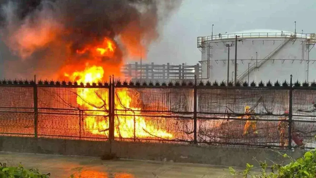 Refinería Dos Bocas registra una nueva fuga con incendio mientras persisten los problemas operativos.
