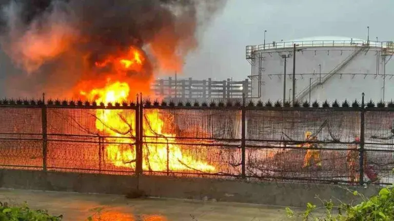 Refinería Dos Bocas registra una nueva fuga con incendio mientras persisten los problemas operativos.