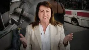 Usuarios esperan unidades del transporte público mientras continúan las críticas por las promesas incumplidas tras el aumento de la tarifa.