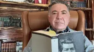 Enrique Inzunza aparece en la biblioteca de su domicilio en Badiraguato durante la fotografía que difundió en redes sociales.