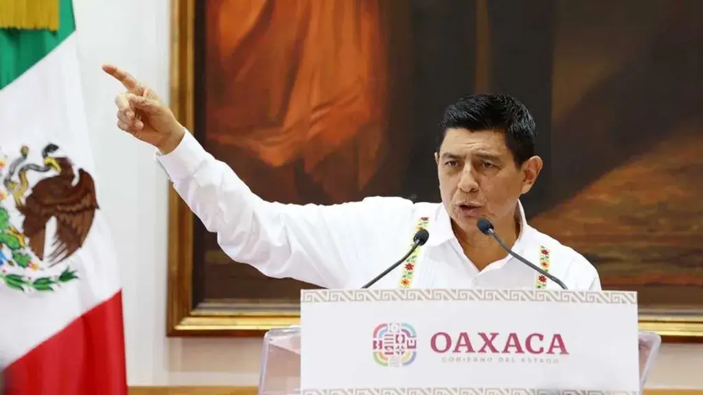 Gobernador de Oaxaca y la polémica por el anuncio de una lista de medios críticos.