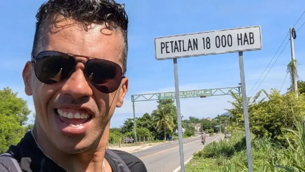 Activista ambiental Álex Serna durante una denuncia pública con un paisaje costero de Guerrero al fondo y presencia de elementos de investigación tras su hallazgo.