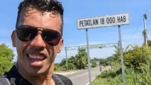 Activista ambiental Álex Serna durante una denuncia pública con un paisaje costero de Guerrero al fondo y presencia de elementos de investigación tras su hallazgo.