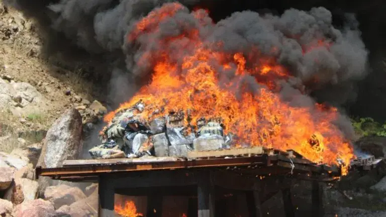 Autoridades destruyen más de 3.5 toneladas de cocaína aseguradas en operativos marítimos frente a Guerrero.