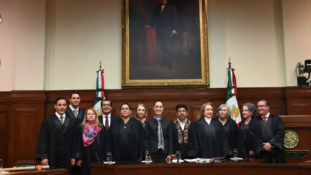 Ministros de la Suprema Corte durante una sesión con equipos de asesores trabajando en el análisis de expedientes.