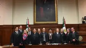 Ministros de la Suprema Corte durante una sesión con equipos de asesores trabajando en el análisis de expedientes.