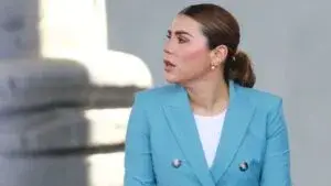 Marina del Pilar Ávila Olmeda durante una conferencia de prensa mientras responde preguntas sobre la asesoría legal del abogado Michael Nadler.