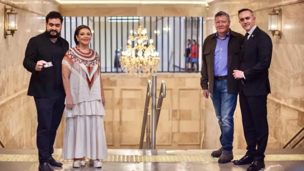 Candelabros de estilo victoriano instalados en la estación Hidalgo de la Línea 2 del Metro de la Ciudad de México.