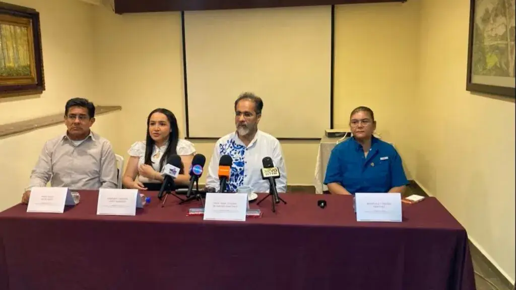 René Bejarano durante una conferencia de prensa con micrófonos al frente, en referencia a sus recientes declaraciones sobre Morena.