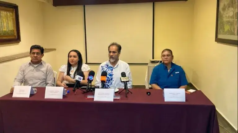 René Bejarano durante una conferencia de prensa con micrófonos al frente, en referencia a sus recientes declaraciones sobre Morena.