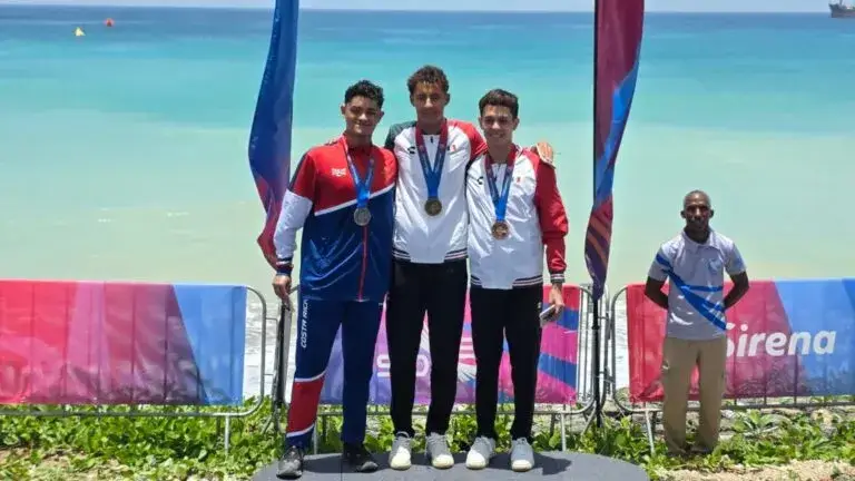 Paulo Strehlke gana una medalla de oro en aguas abiertas durante los Juegos Centroamericanos y del Caribe.