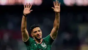 Raúl Jiménez celebra el gol con el que se convirtió en el segundo máximo goleador histórico de México