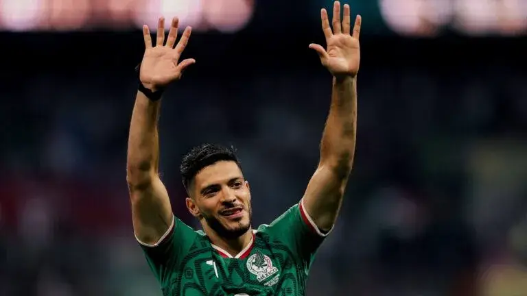 Raúl Jiménez celebra el gol con el que se convirtió en el segundo máximo goleador histórico de México