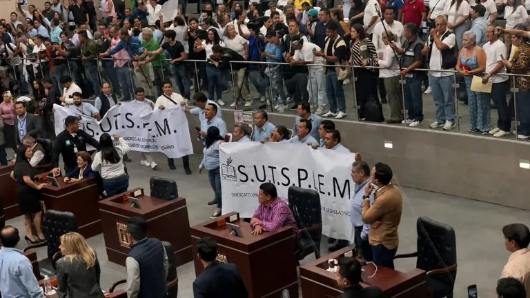 Trabajadores sindicalizados interrumpieron la sesión del Congreso de Morelos para exigir la firma del convenio laboral.