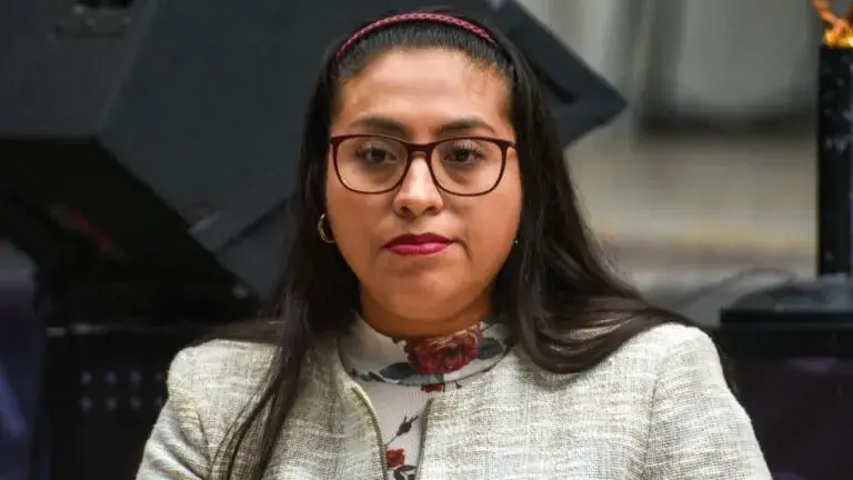 Nancy Nápoles Pacheco sale de instalaciones judiciales acompañada por sus abogados después de comparecer ante un juez.
