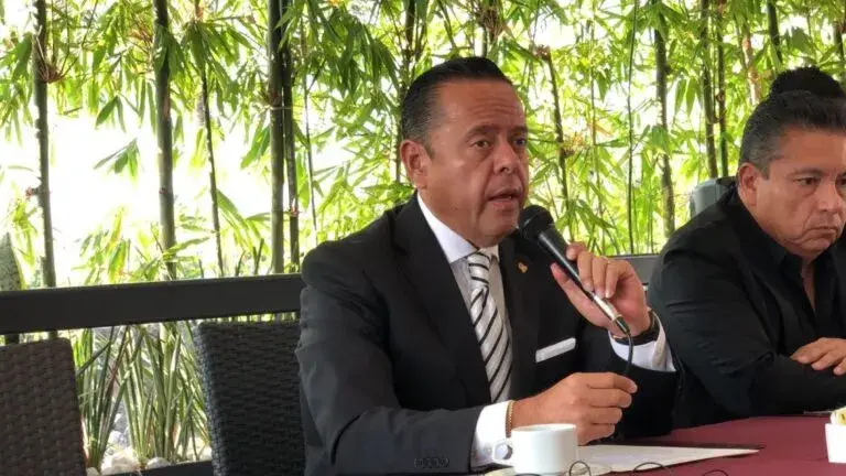 Denuncia pública contra Aristóteles Martínez por presunta violencia familiar.