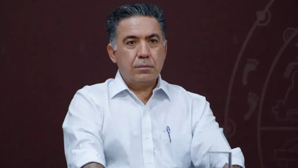 Enrique Inzunza deja la bancada de Morena y conserva su escaño