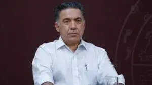 Enrique Inzunza deja la bancada de Morena y conserva su escaño