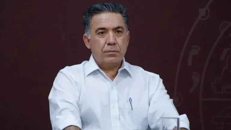 Enrique Inzunza deja la bancada de Morena y conserva su escaño