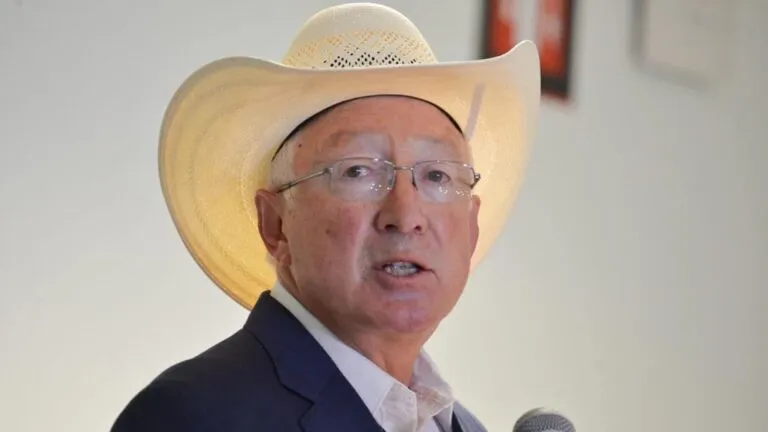 Ken Salazar habla sobre la relación entre el gobierno de Claudia Sheinbaum y el crimen organizado.