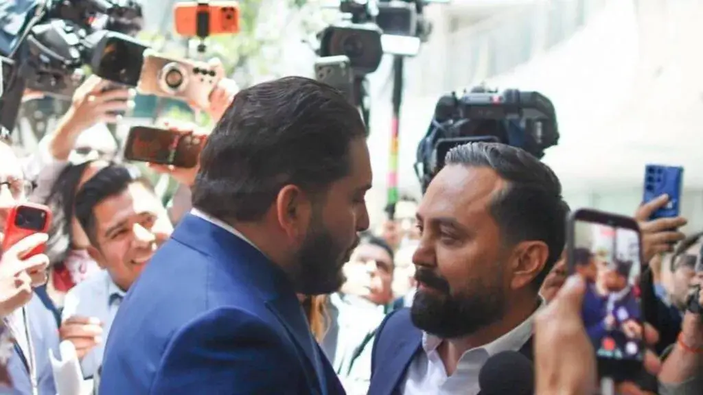 Legisladores del PRI y Morena protagonizan un enfrentamiento con insultos y empujones dentro de la sede del Senado mexicano