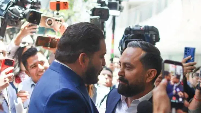 Legisladores del PRI y Morena protagonizan un enfrentamiento con insultos y empujones dentro de la sede del Senado mexicano