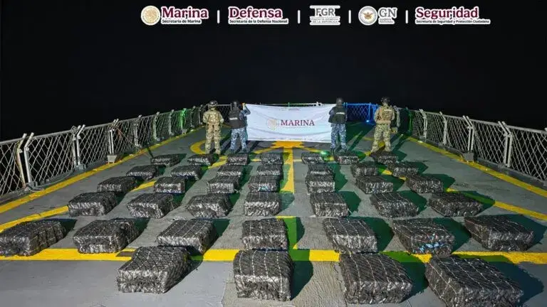 Operativo marítimo en Guerrero con aseguramiento de cocaína y seis personas detenidas.