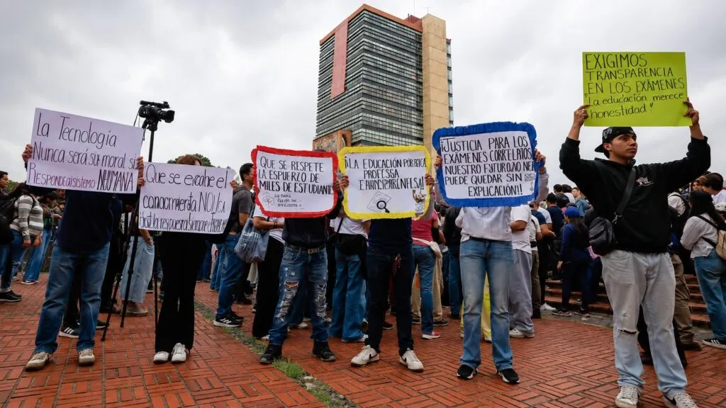 Aspirantes protestan frente a la UNAM por el examen de admisión 2026