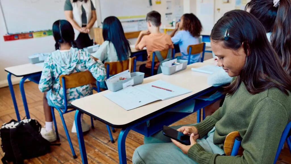 Teléfonos celulares y nuevas restricciones para estudiantes en escuelas de México