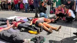Protesta interrumpe desfile en Cuernavaca para exigir justicia por Claudia, mientras autoridades buscan al probable responsable.