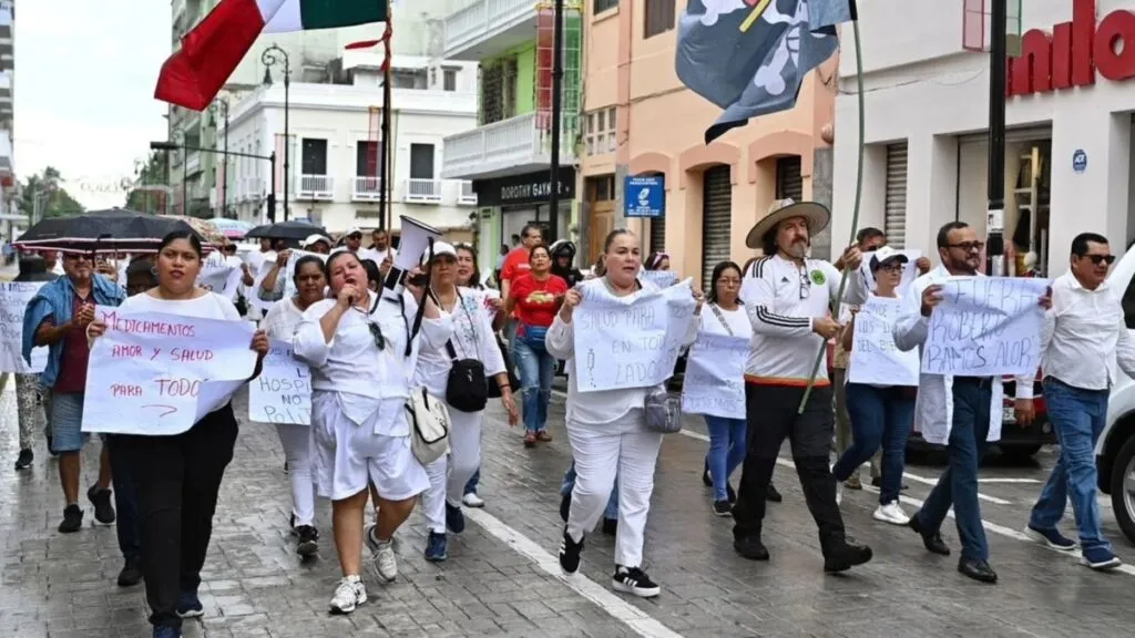 Marcha denuncia falta de medicamentos e insumos en hospitales públicos de Veracruz