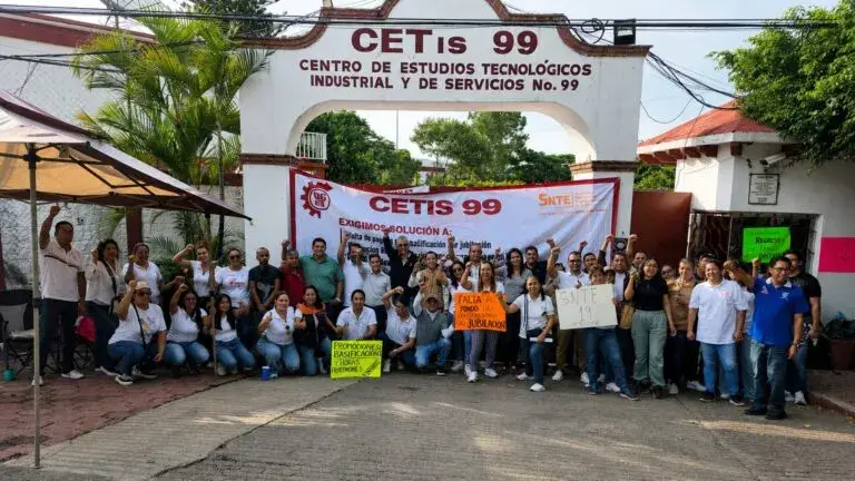 Paro por adeudos a trabajadores de Educación Media Superior