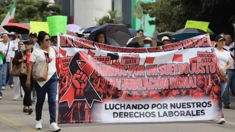 Trabajadores del IMSS marcharán el 13 de octubre por salarios, desabasto y falta de personal; también exigirán cambios en su dirigencia sindical.