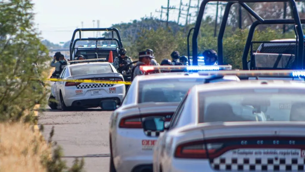 Ataque armado contra un chofer en Cuautla provoca la volcadura de una combi de transporte público y deja dos personas lesionadas