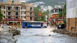 Huracán Simón provoca inundaciones y oleaje elevado en Acapulco