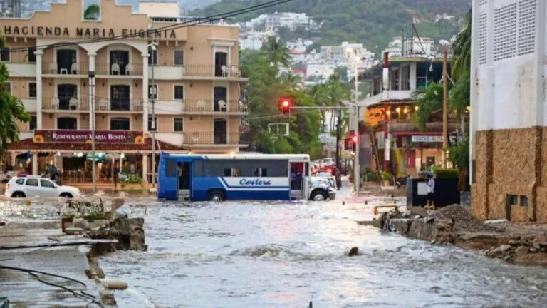 Huracán Simón provoca inundaciones y oleaje elevado en Acapulco