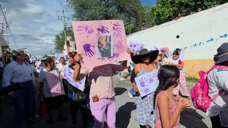 Marcha en Tepalcingo exige justicia por el feminicidio de María de los Ángeles
