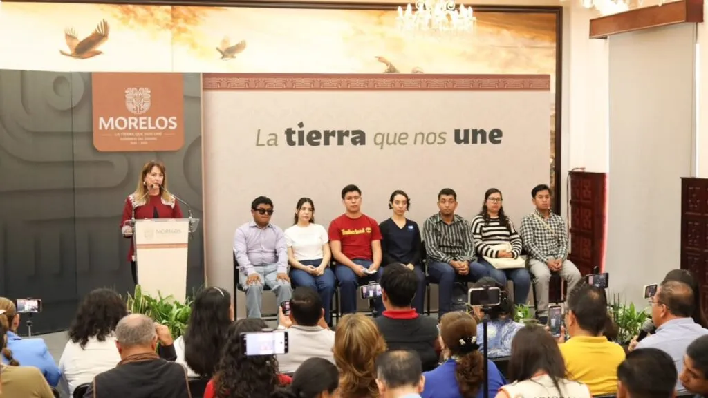 Margarita González durante conferencia sobre desapariciones de jóvenes