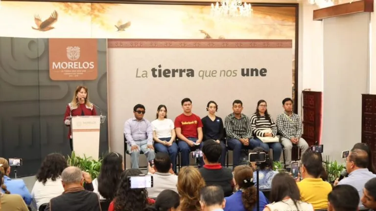 Margarita González durante conferencia sobre desapariciones de jóvenes