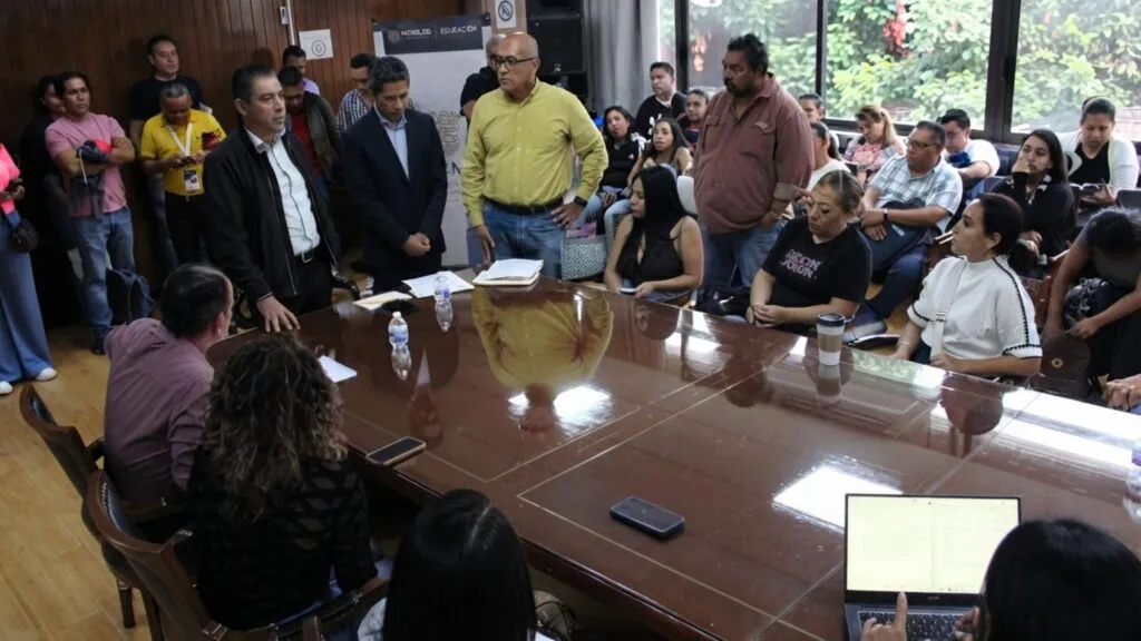 Trabajadores protestan frente al IEBEM contra Carlos Franco Ruiz