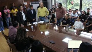 Trabajadores protestan frente al IEBEM contra Carlos Franco Ruiz